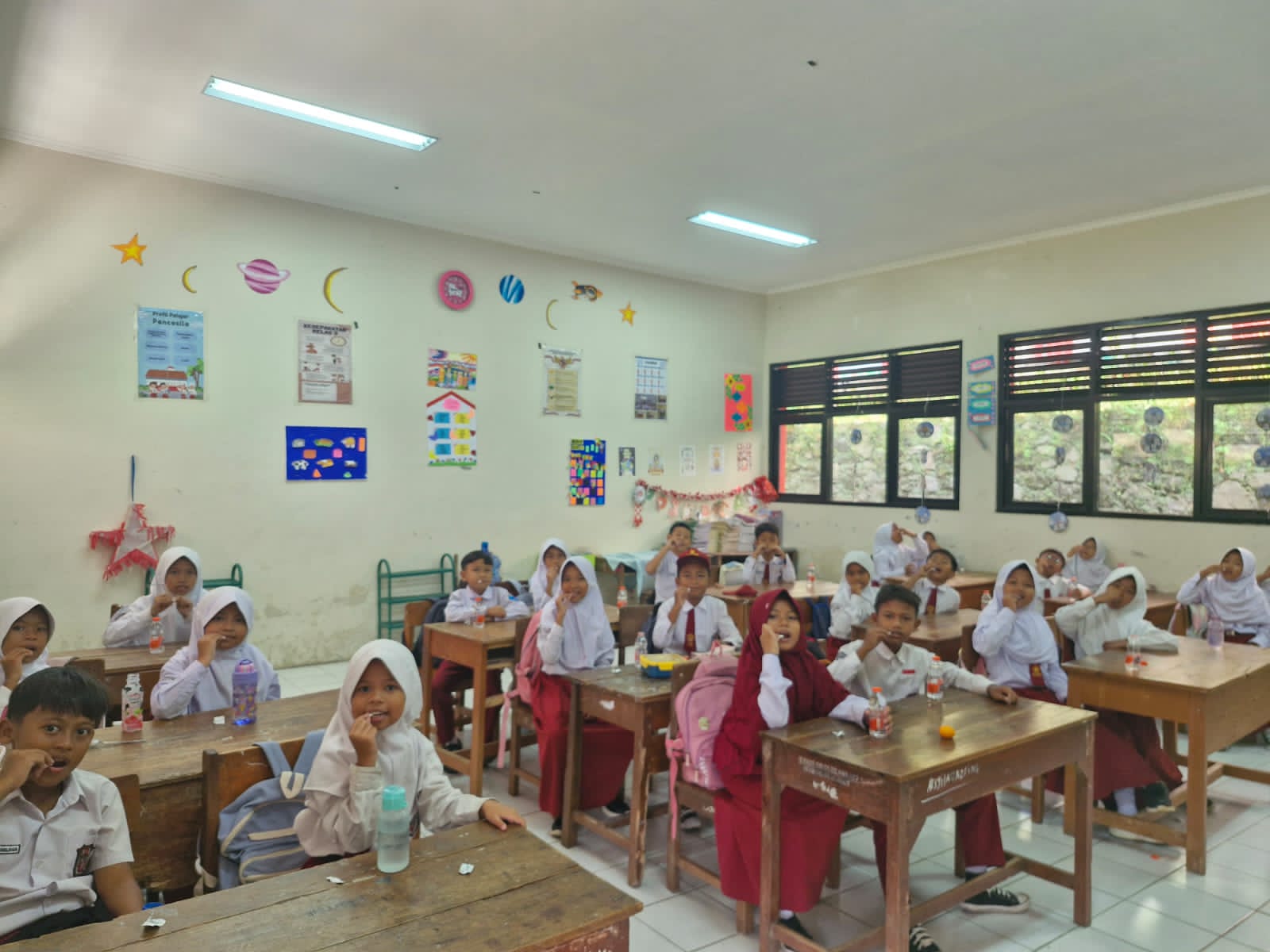 Minum obat cacing bersama 